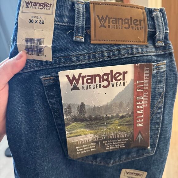 NWT Wrangler Medium Wash 36x32 Relaxed Fit Jeans - Picture 3 of 3